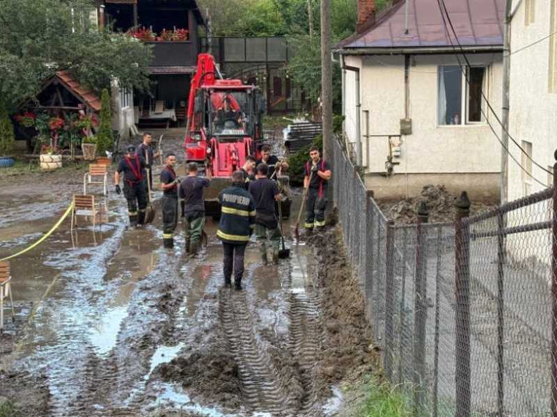 VIDEO Prahova: Inundații în mai multe localități; Cod roșu și pe afluenții râului Provița