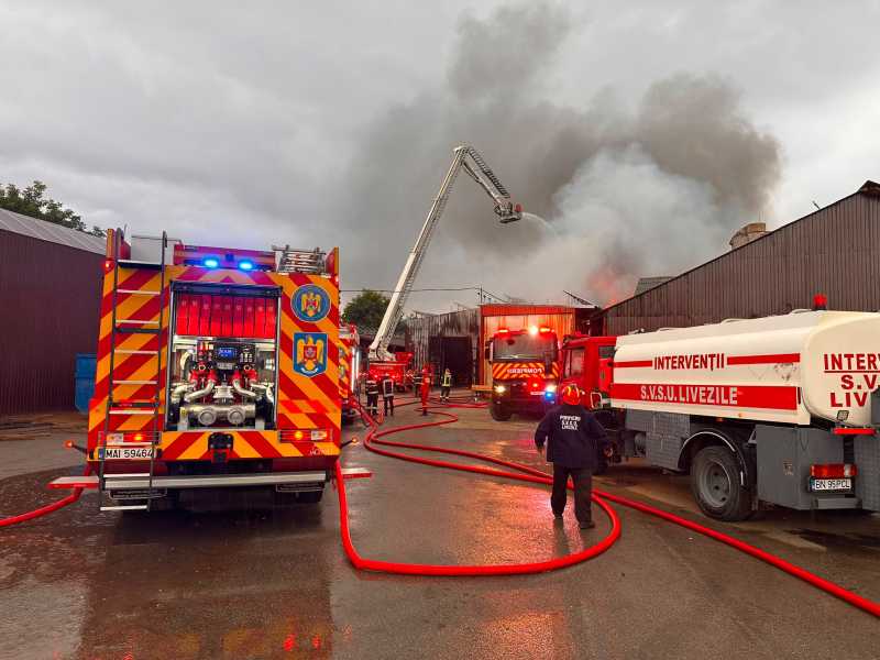 Bistrița-Năsăud: Incendiu în incinta unei fabrici de prelucrare a lemnului, din Susenii Bârgăului (GALERIE FOTO)