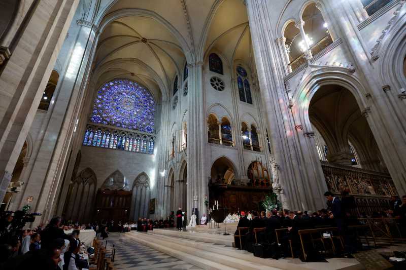 Leon al XIV-lea a sosit la Notre-Dame din Paris, prima vizită papală de la redeschiderea catedralei în 2024
