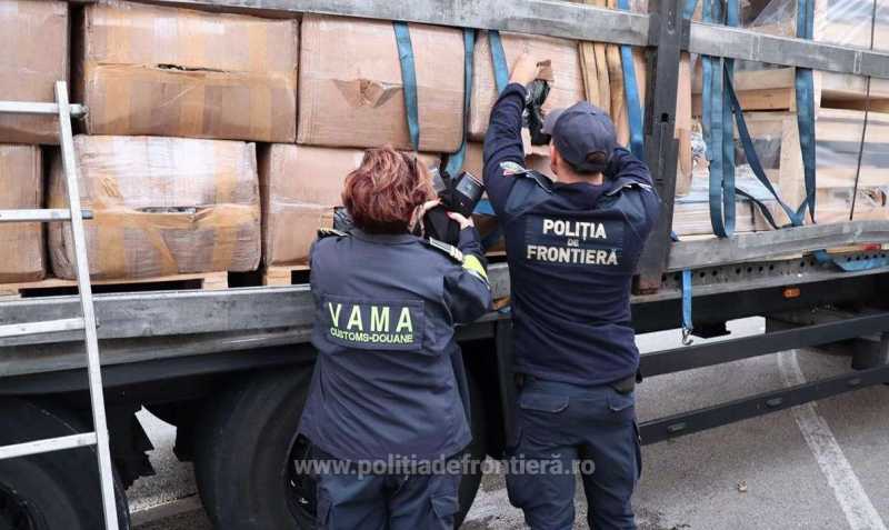 Peste 11.000 de produse susceptibile a fi contrafăcute, în valoare de aproape 900.000 de lei, descoperite la frontieră