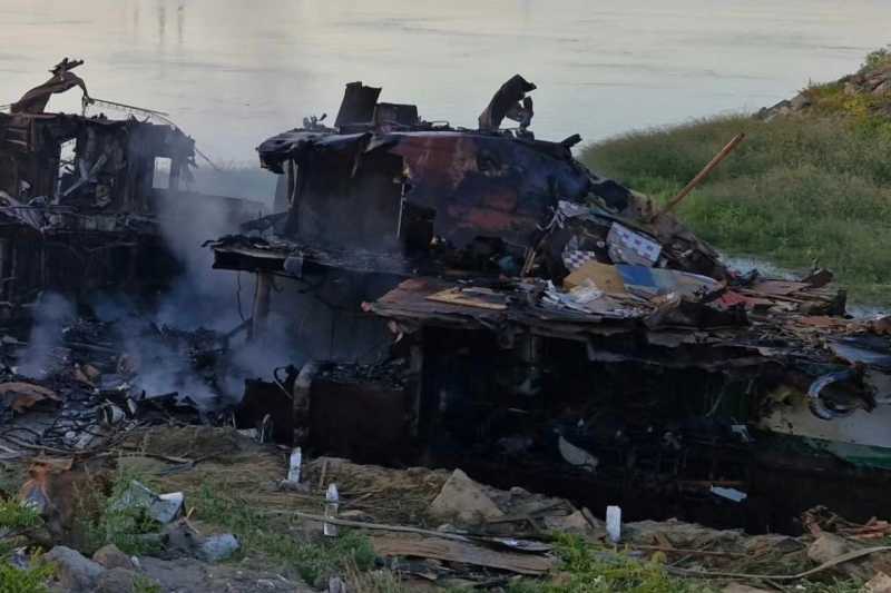 Giurgiu: Incendiu la bordul unei nave dezafectate la malul Dunării, de la un aparat de tăiere