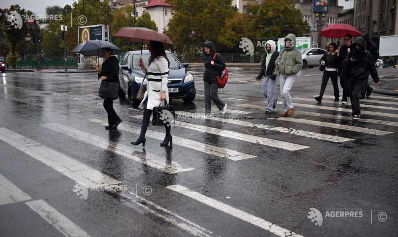ANM: Ploi în toată țara, lapoviță și ninsoare la munte, de duminică până marți dimineața